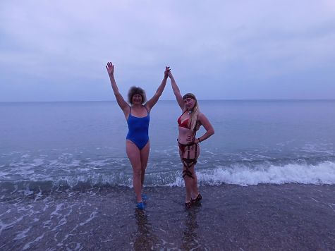Фотофакт: в Крыму "моржи" открыли сезон зимнего плавания фото 3