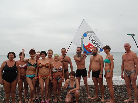 Фотофакт: в Крыму "моржи" открыли сезон зимнего плавания фото 4